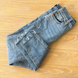 Levi’s Wedgie Skinny, medium wash, size 25. In like new condition!
